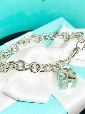TIFFANY & CO Blue Enamel Present - Gift Box Charm Bracelet 925 silver 7”